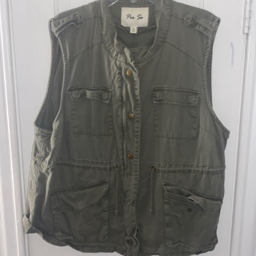 No sleeve utility jacket.